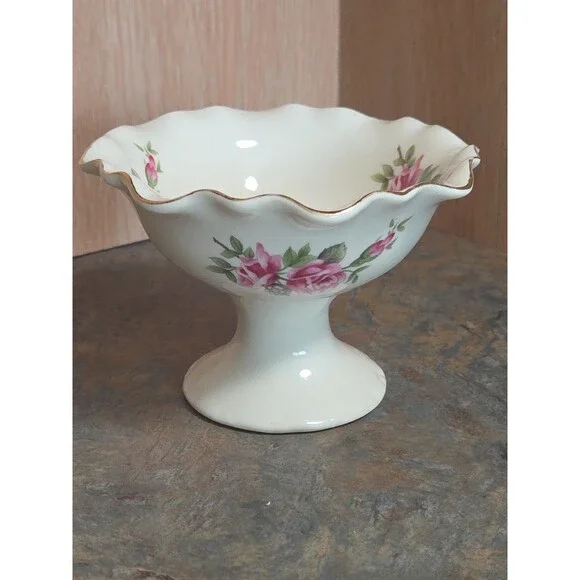 Vintage small porcelain pedestal Candy Dish - Picture 7 of 9